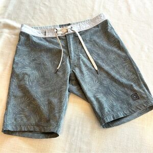 LINKSOUL Boardwalker Gray Tropical Print Flat Front Golf Shorts Size 28